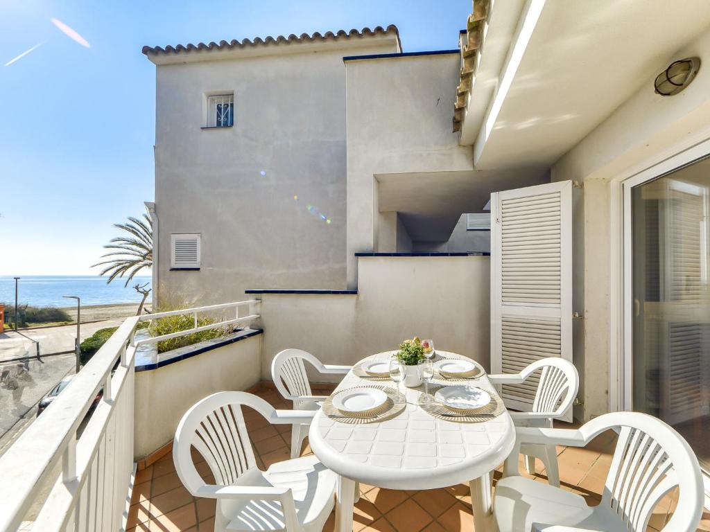 Balkón alebo terasa v ubytovaní Apartment Platja de Roses-5 by Interhome