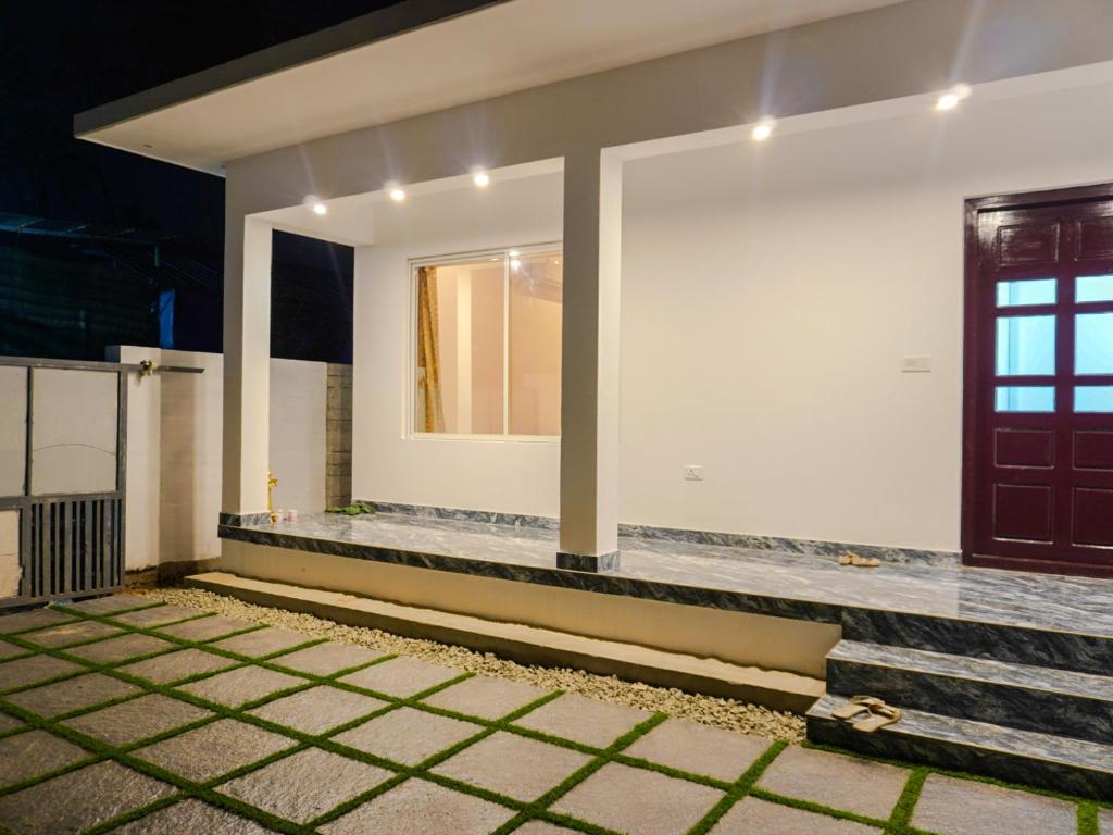 Pokój z białymi ścianami i czerwonymi drzwiami w obiekcie Marari Aidenz Beach Vibe Villa w mieście Alappuzha