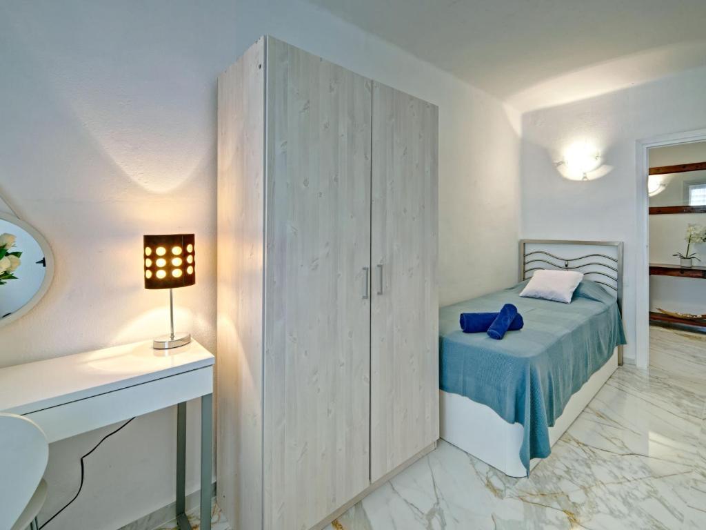 A bed or beds in a room at Apartment L'Ancora-3 by Interhome