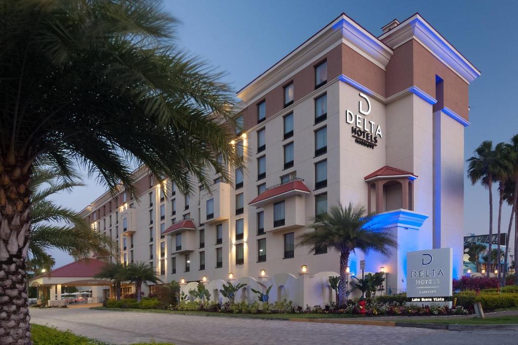 um hotel com palmeiras em frente em Delta Hotels by Marriott Orlando Lake Buena Vista em Orlando