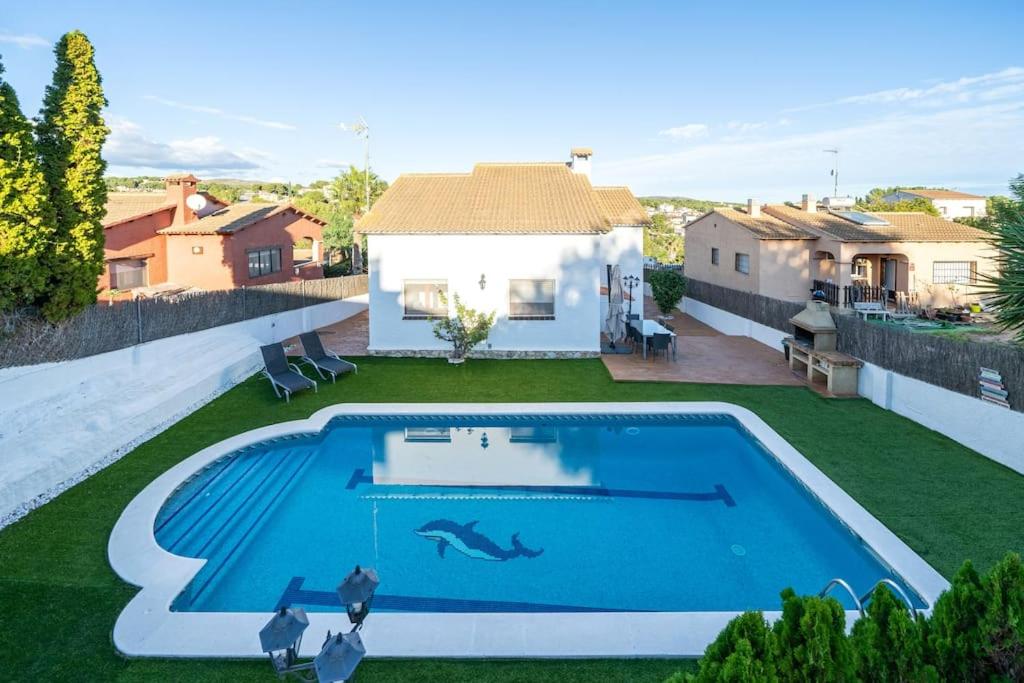 Pemandangan kolam renang di Casa con piscina y jardín en Castell de Montornès atau berdekatan