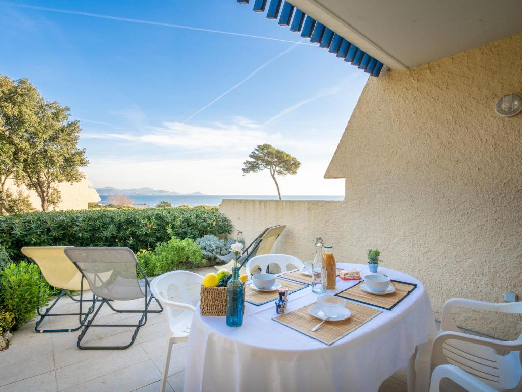une table et des chaises sur une terrasse avec vue dans l'établissement Apartment Les Louvans-2 by Interhome, à Saint-Aygulf