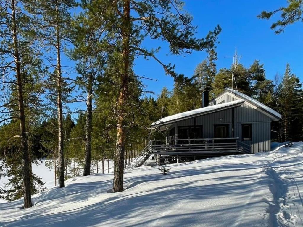 LahdenperäにあるHoliday Home Keskikallio- nuasjärvi by Interhomeの雪の森の小屋
