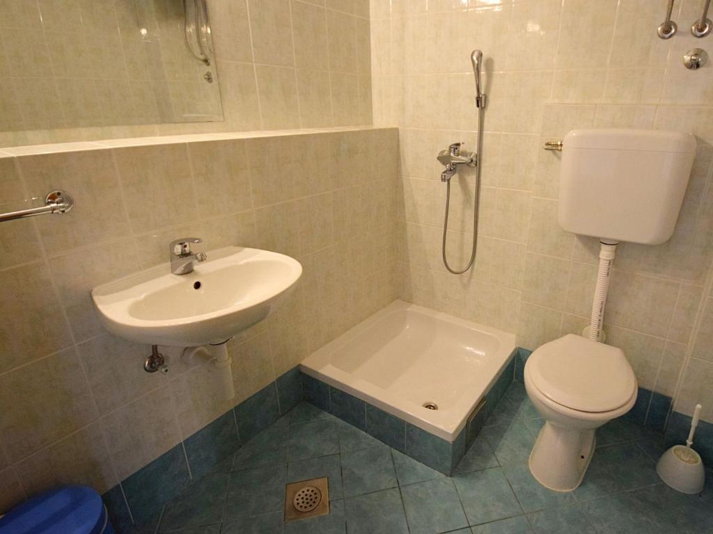 Kúpeľňa v ubytovaní Apartment Meridiana-6 by Interhome