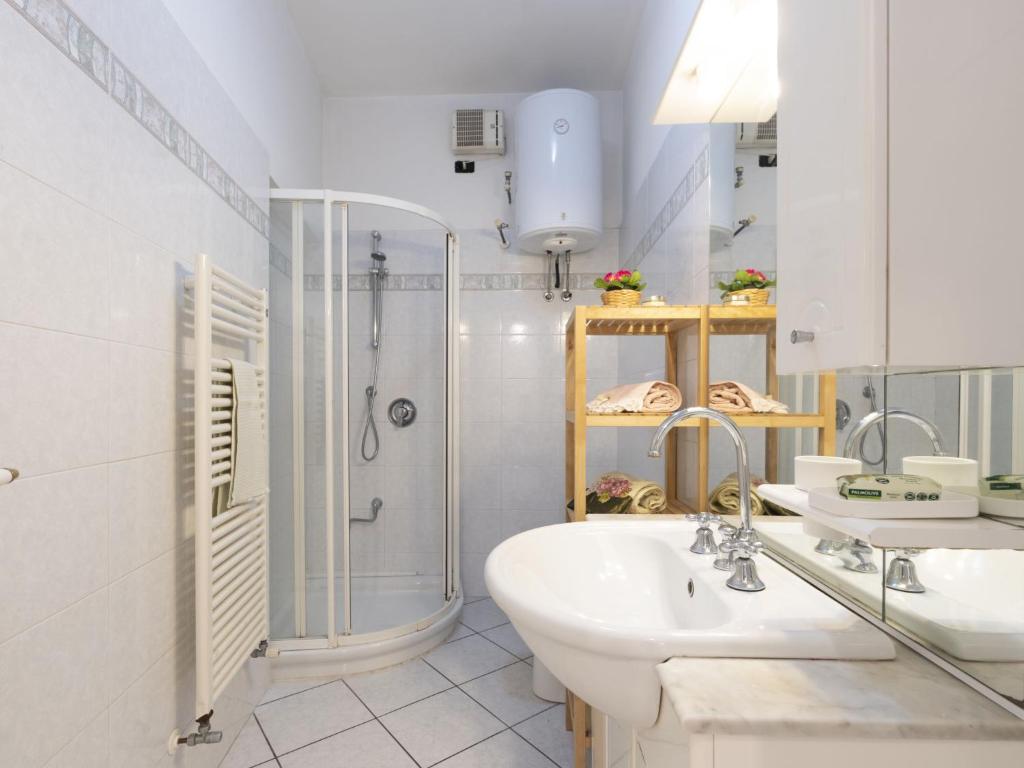 A bathroom at Apartment Gallesio - FLG213 by Interhome