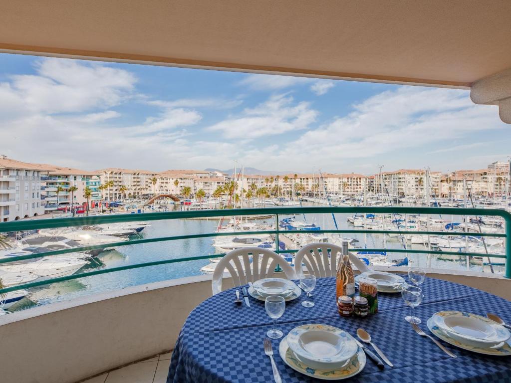 une table sur un balcon avec vue sur un port dans l'établissement Apartment Le Borghese-2 by Interhome, à Fréjus