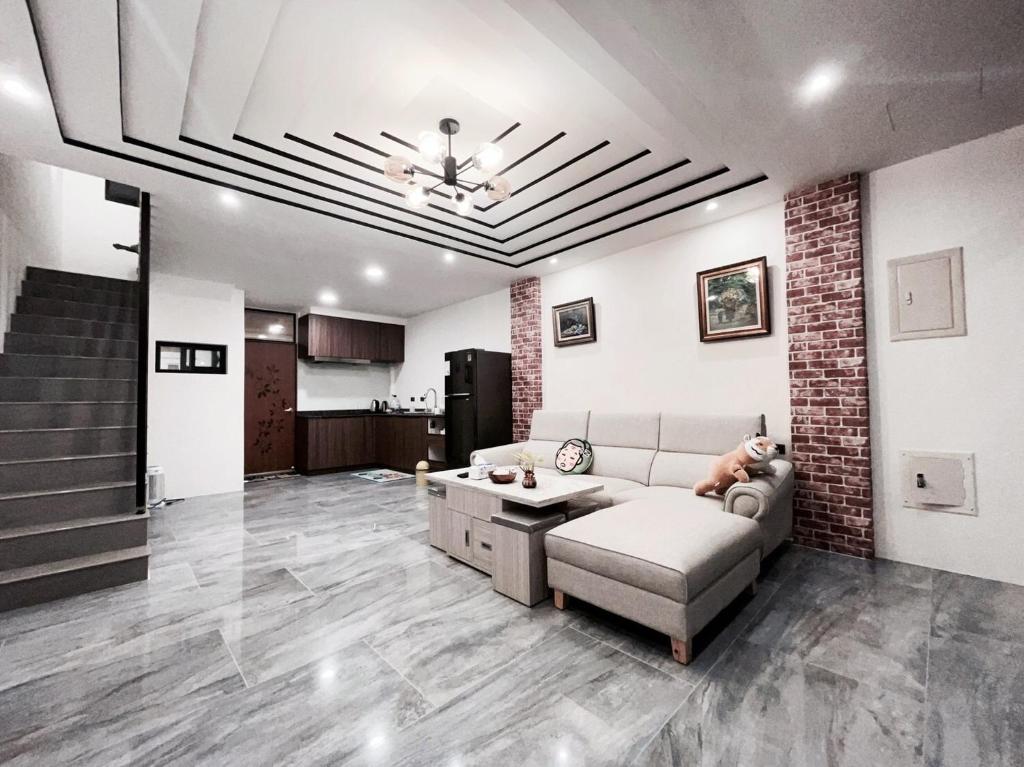 Xianqing Yizhi Homestay في مدينة تايتونج: غرفة معيشة مع أريكة وطاولة