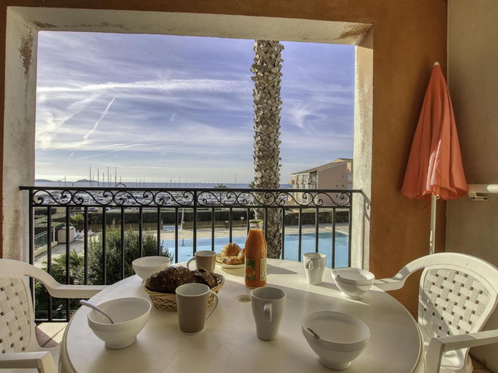 un tavolo con vista sull'oceano da un balcone. di Apartment Les Rivages de Coudoulière-2 by Interhome a Six-Fours-les-Plages