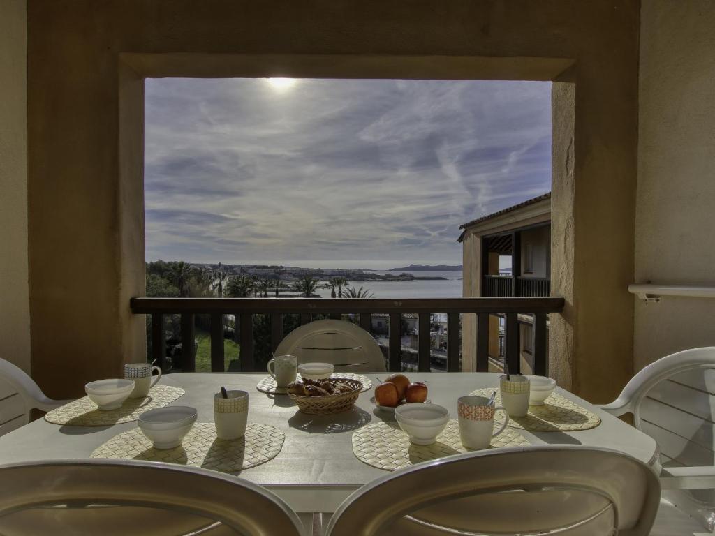 einen Tisch mit Meerblick vom Balkon in der Unterkunft Apartment Les Rivages de Coudoulière-27 by Interhome in Six-Fours-les-Plages