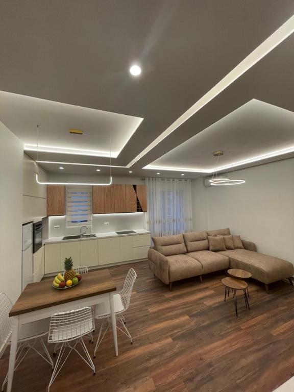 un soggiorno con un divano e un tavolo di Vlora Apartment a Vlorë