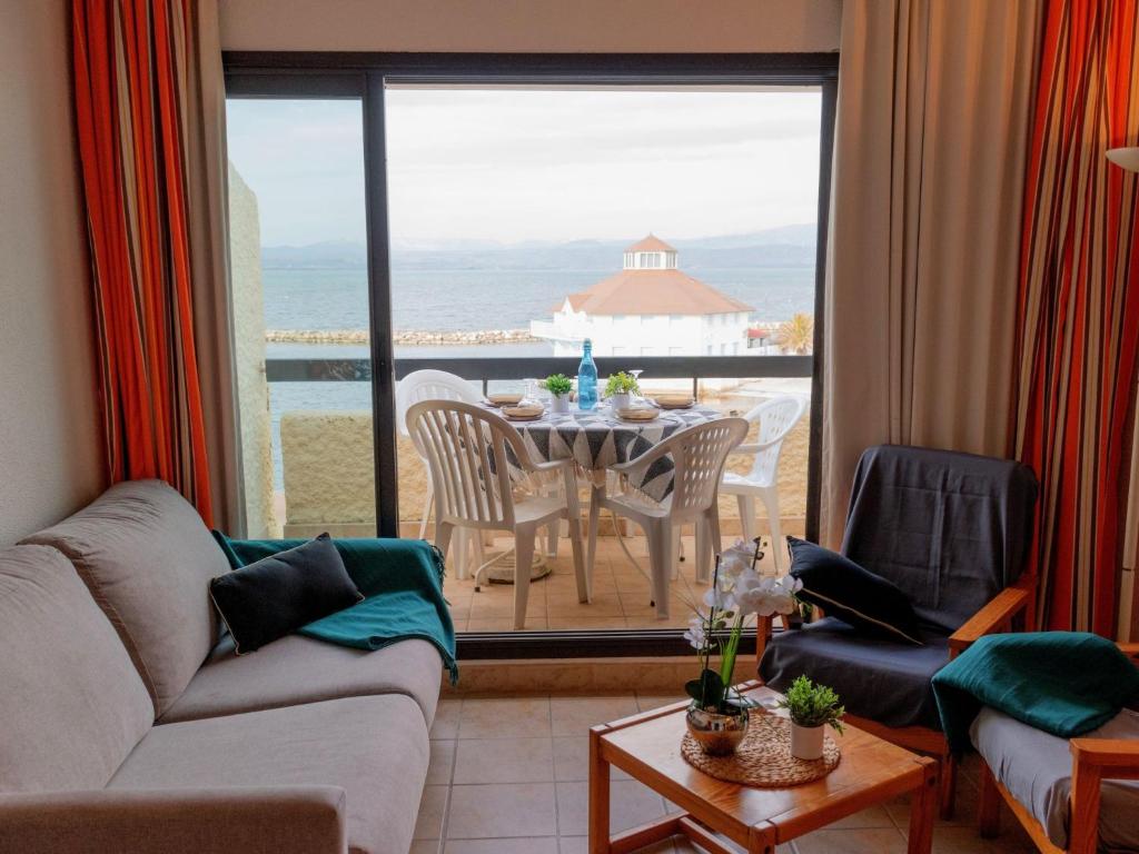 - un salon avec une table et une vue sur l'océan dans l'établissement Apartment Coudalère-Guadeloupe-8 by Interhome, au Barcarès