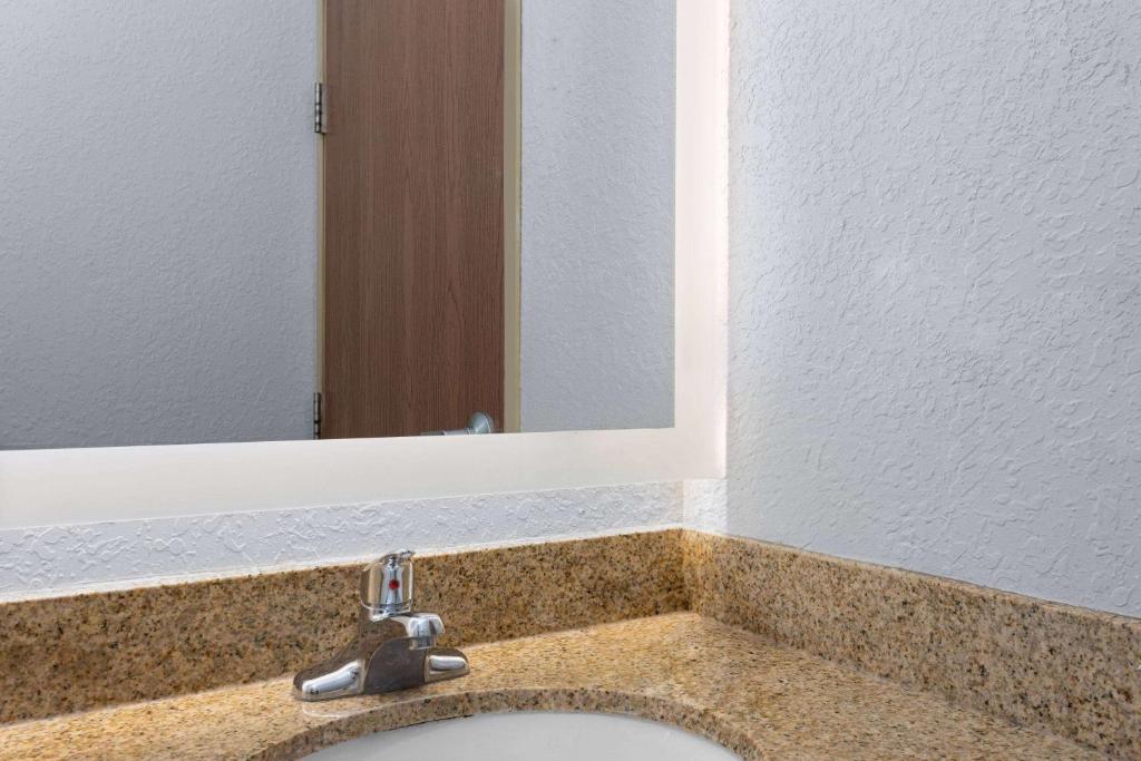 Microtel Inn and Suites - Zephyrhills - Quarto Queen - Não Fumador