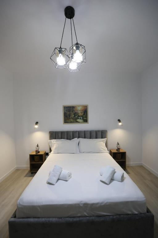 ティラナにあるVILA ALIZEE Hotelのベッドルーム1室(大きな白いベッド1台、枕2つ付)