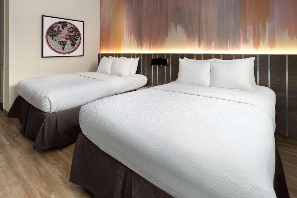 Postel nebo postele na pokoji v ubytování Ramada by Wyndham Bronx