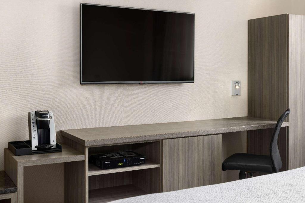 TV a/nebo společenská místnost v ubytování Ramada by Wyndham Bronx