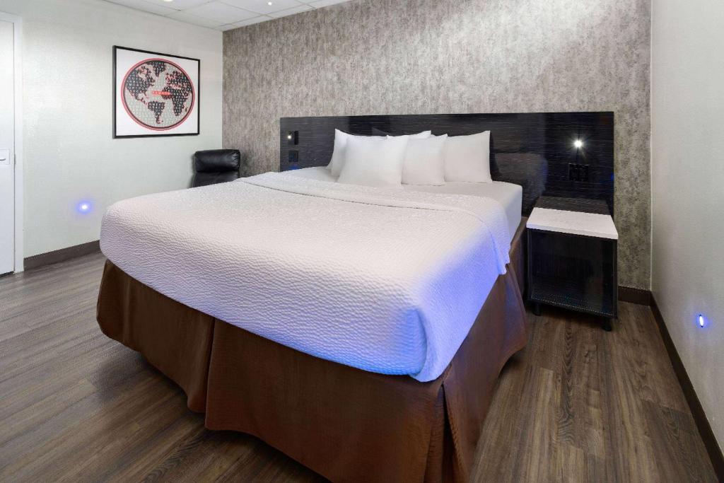 Postel nebo postele na pokoji v ubytování Ramada by Wyndham Bronx