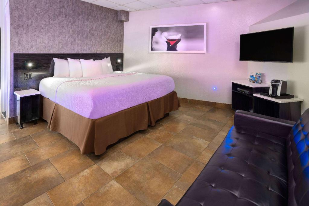 Postel nebo postele na pokoji v ubytování Ramada by Wyndham Bronx
