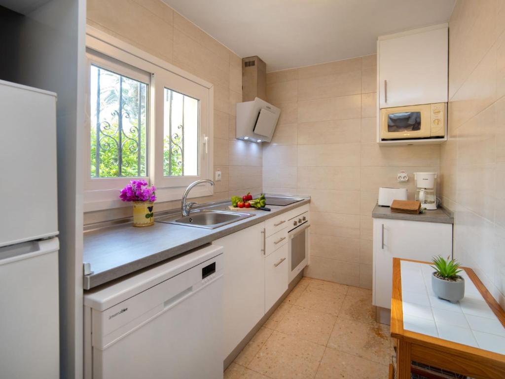 Kuchyňa alebo kuchynka v ubytovaní Villa La Paz by Interhome