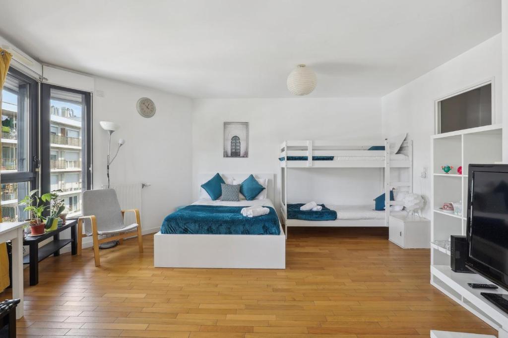 ein Schlafzimmer mit einem Bett mit blauen Kissen in der Unterkunft Your home in Gentilly in Gentilly