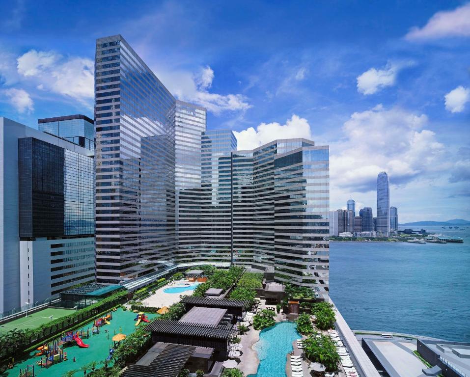 Blick auf eine Stadt mit Pool und Gebäuden in der Unterkunft Grand Hyatt Hong Kong in Hongkong