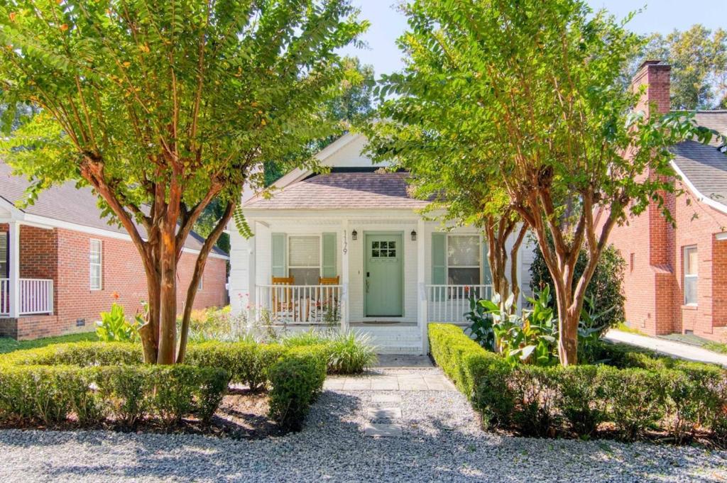 uma casa de tijolos com árvores em frente em Renovated Charleston Oasis Mins to Dtwn and Beach em Charleston