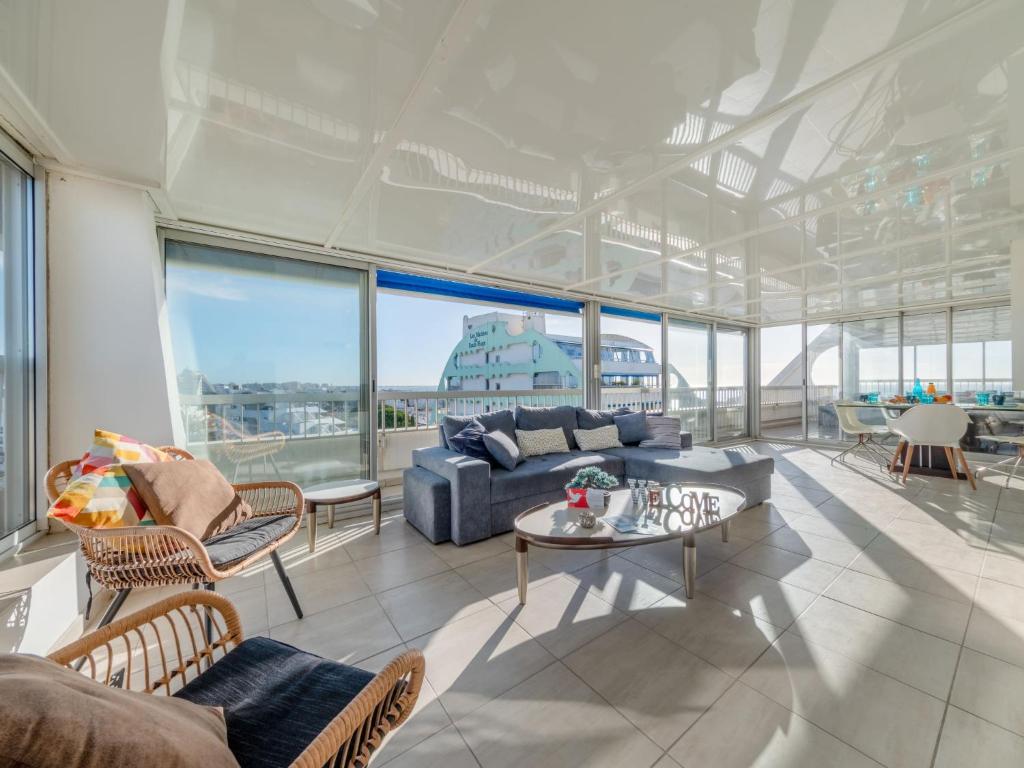 un salon avec un canapé et une table dans l'établissement Apartment Les Marines de Haute-Plage-5 by Interhome, à La Grande Motte
