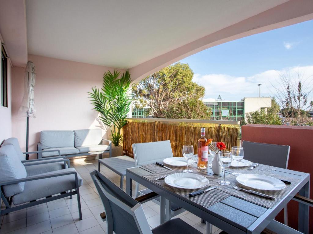 d'une table à manger et de chaises sur un balcon avec vue. dans l'établissement Studio Le Tivoli by Interhome, à Villeneuve-Loubet