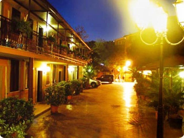 une rue éclairée la nuit avec un feu de rue dans l'établissement Hotel La Locanda Del Borgo, à Casal Monastero