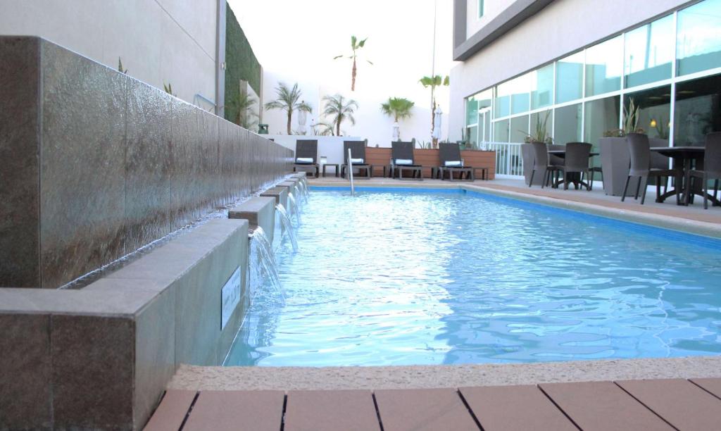 La alberca dentro o cerca de Hampton Inn by Hilton Hermosillo