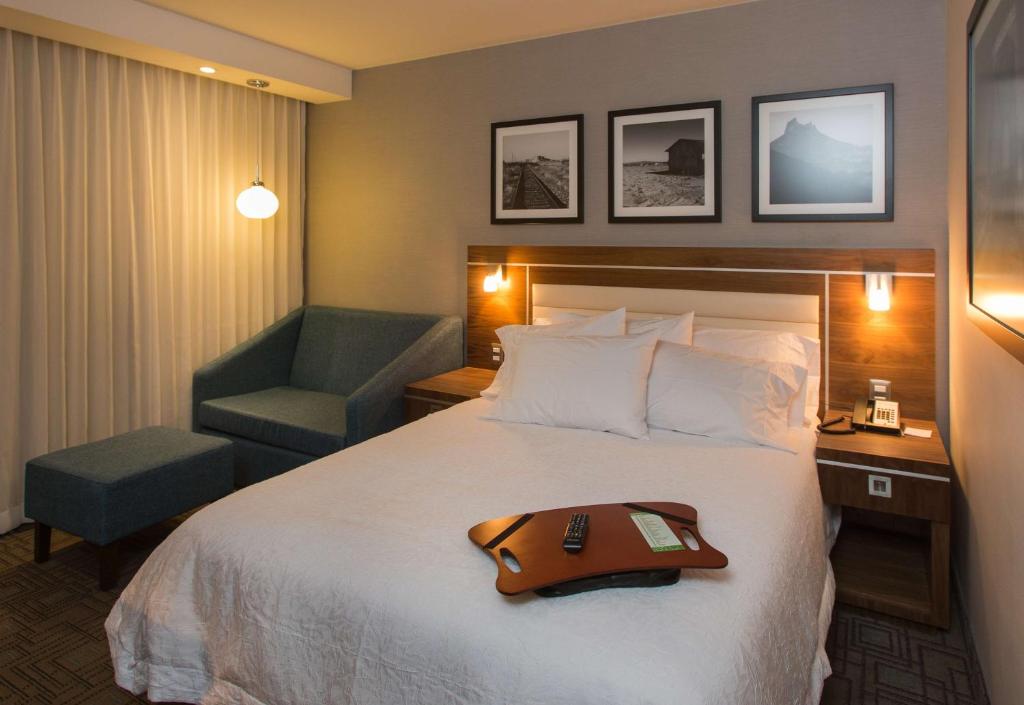 Una cama o camas en una habitación de Hampton Inn by Hilton Hermosillo