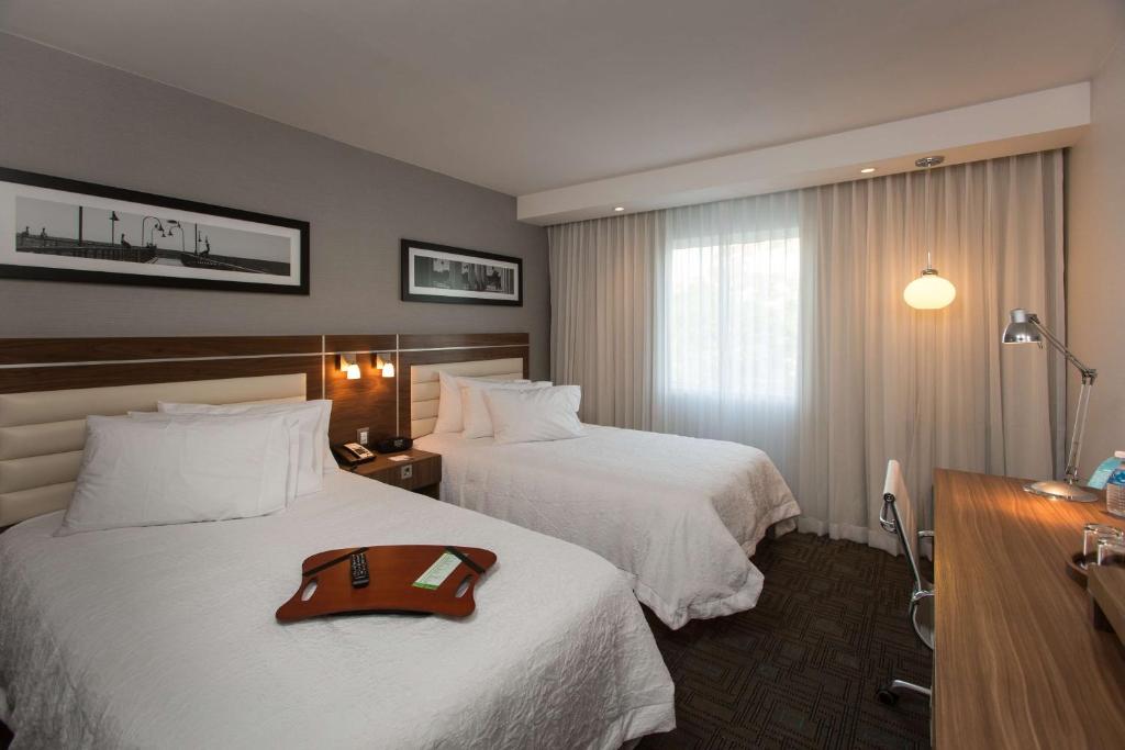 Una cama o camas en una habitación de Hampton Inn by Hilton Hermosillo