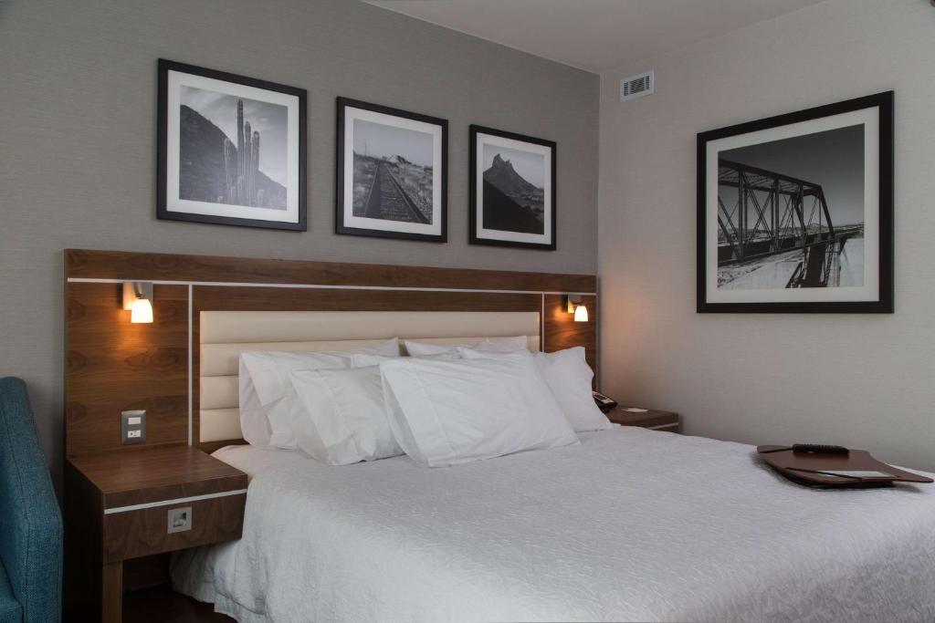 Una cama o camas en una habitación de Hampton Inn by Hilton Hermosillo
