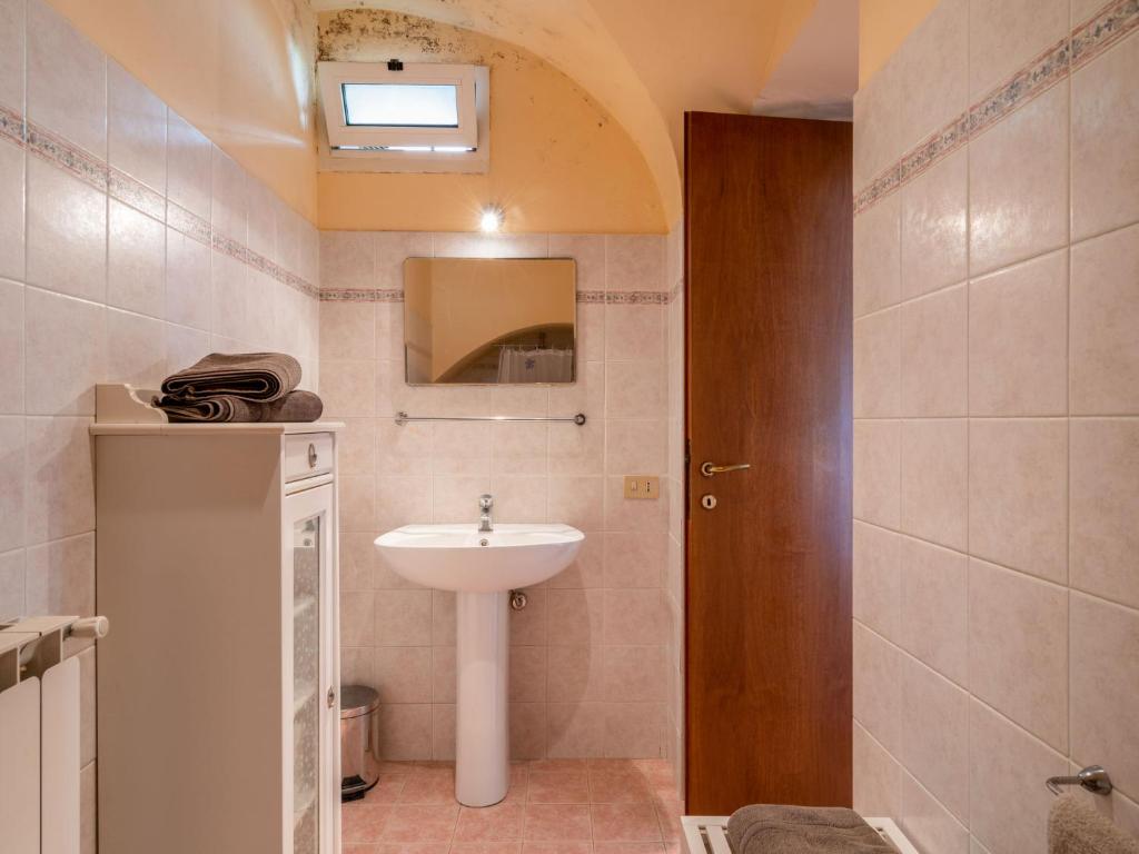 Kúpeľňa v ubytovaní Apartment Ca du Ponte by Interhome