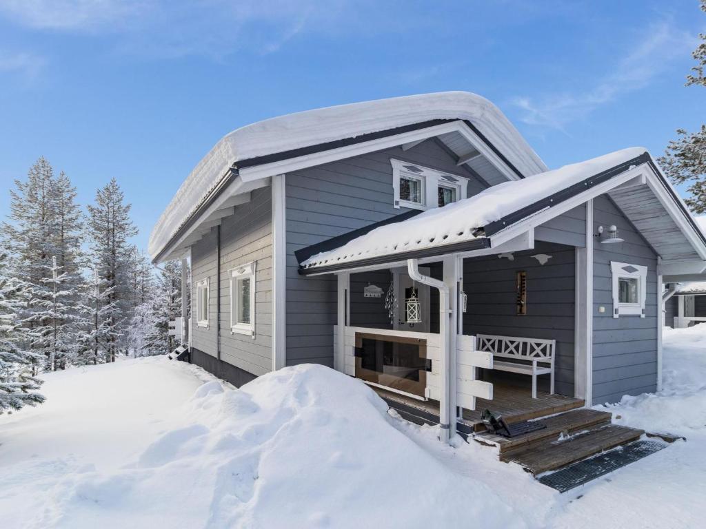 een klein huis in de sneeuw met sneeuw eromheen bij Holiday Home Tillikka by Interhome in Pyhätunturi