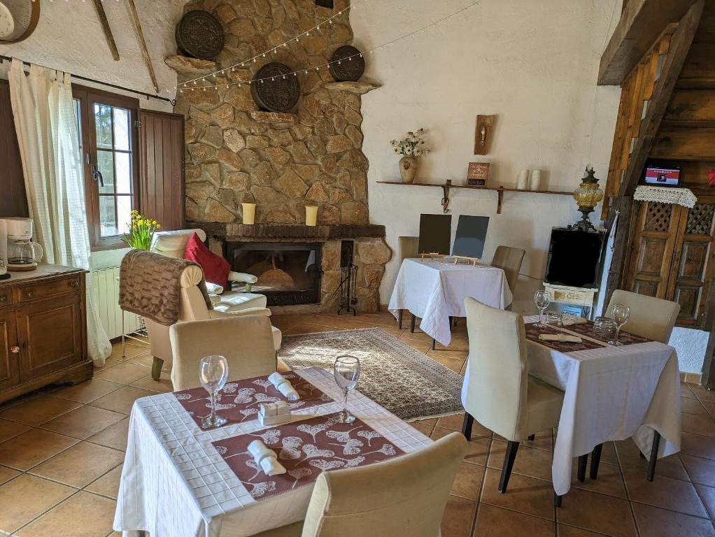 TV a/nebo společenská místnost v ubytování Casa KiSi Cottage, Rural Boutique Bed & Breakfast