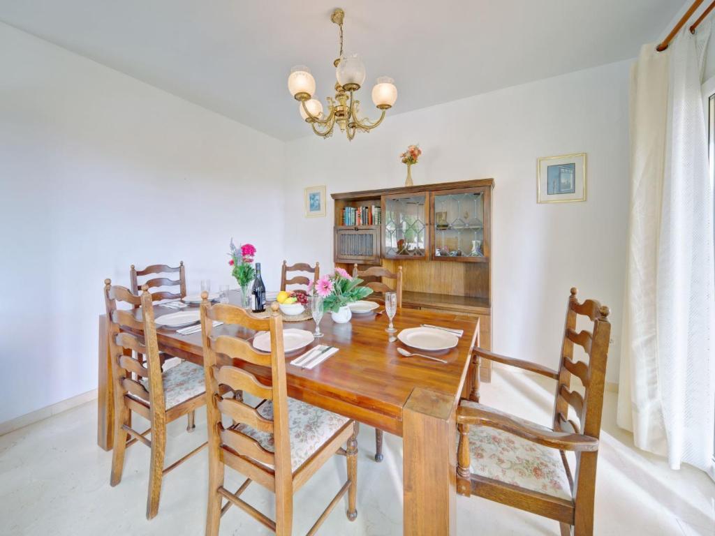 A seating area at Holiday Home Cucarres by Interhome