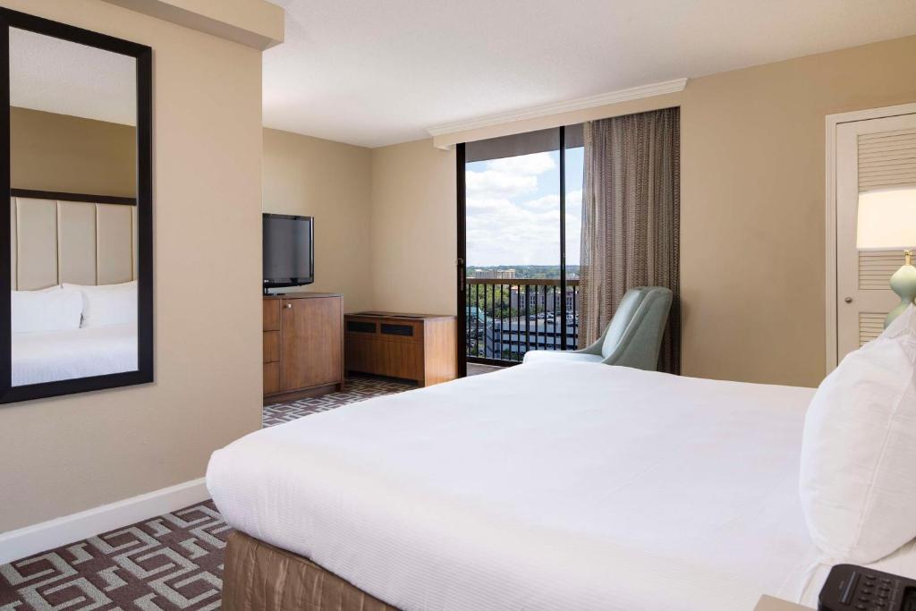 DoubleTree by Hilton Jacksonville Riverfront, FL - Stanza Queen
