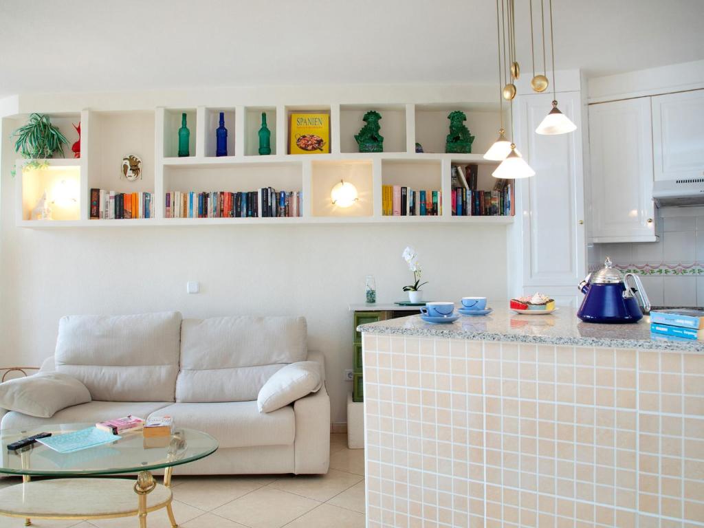 - un salon avec un canapé et une table dans l'établissement Apartment Oceanic-2 by Interhome, à Calp