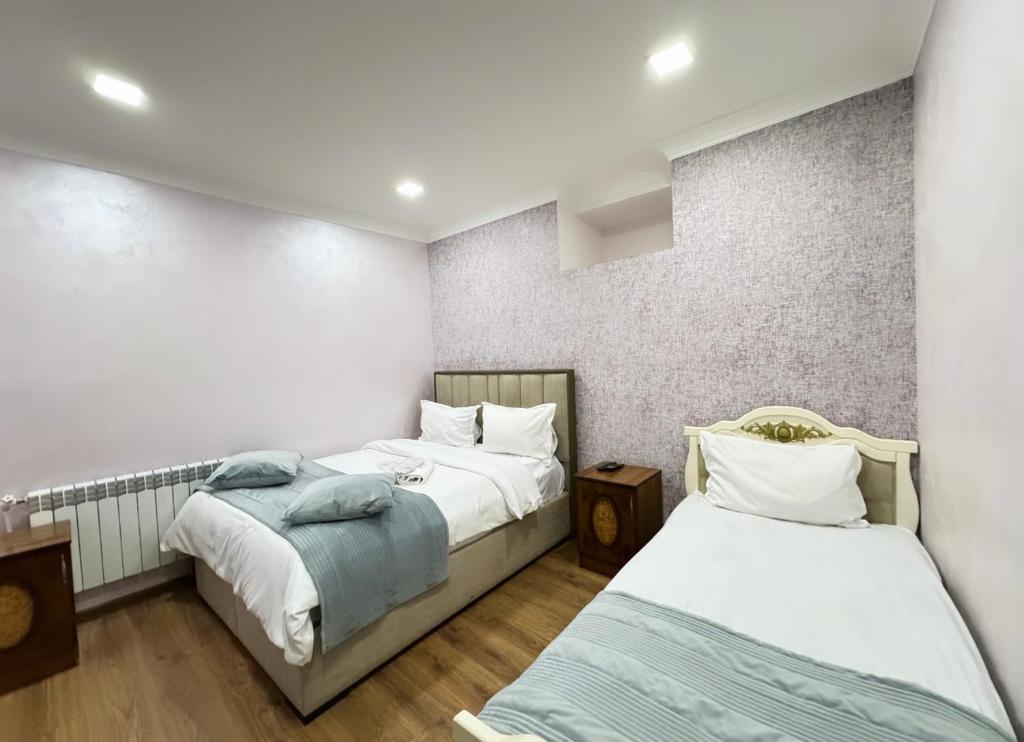 Postel nebo postele na pokoji v ubytování Yerevan Hotel