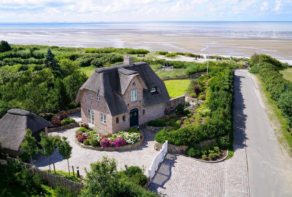 een luchtzicht op een huis met een rieten dak bij Reethaus Am Kliff in Goting