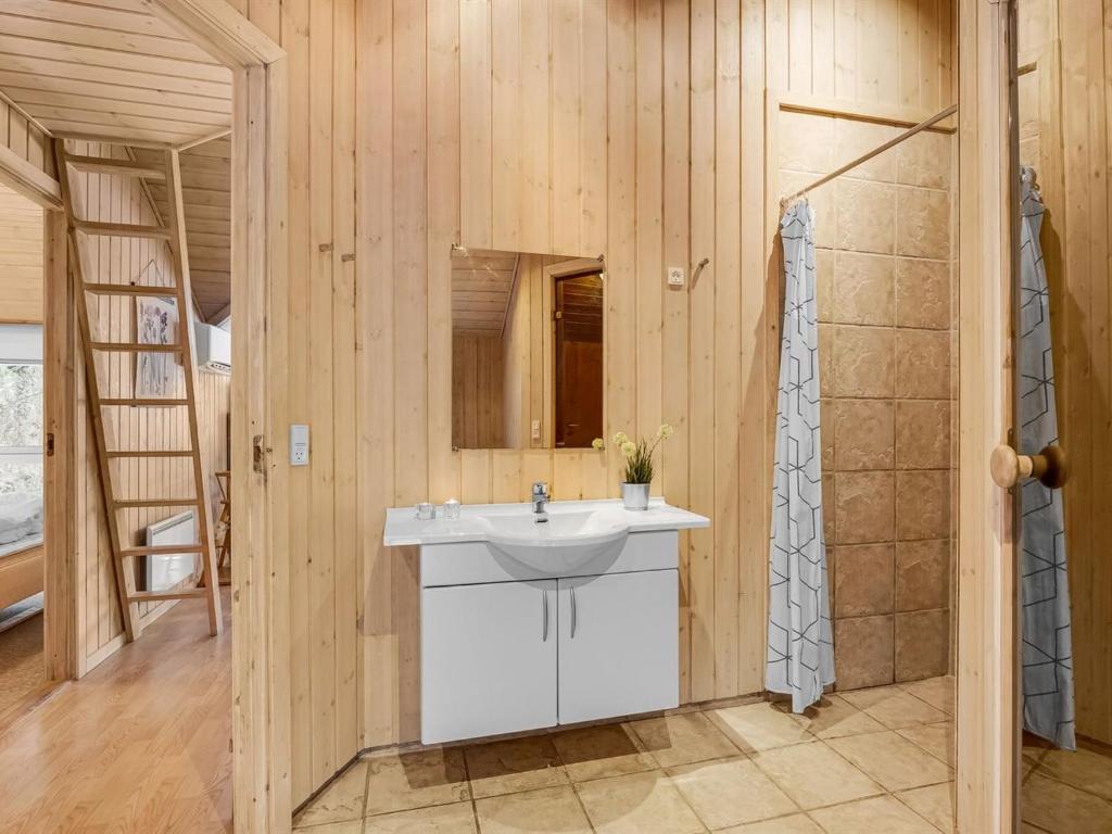 Koupelna v ubytování Holiday Home Elfrun - 250m from the sea by Interhome