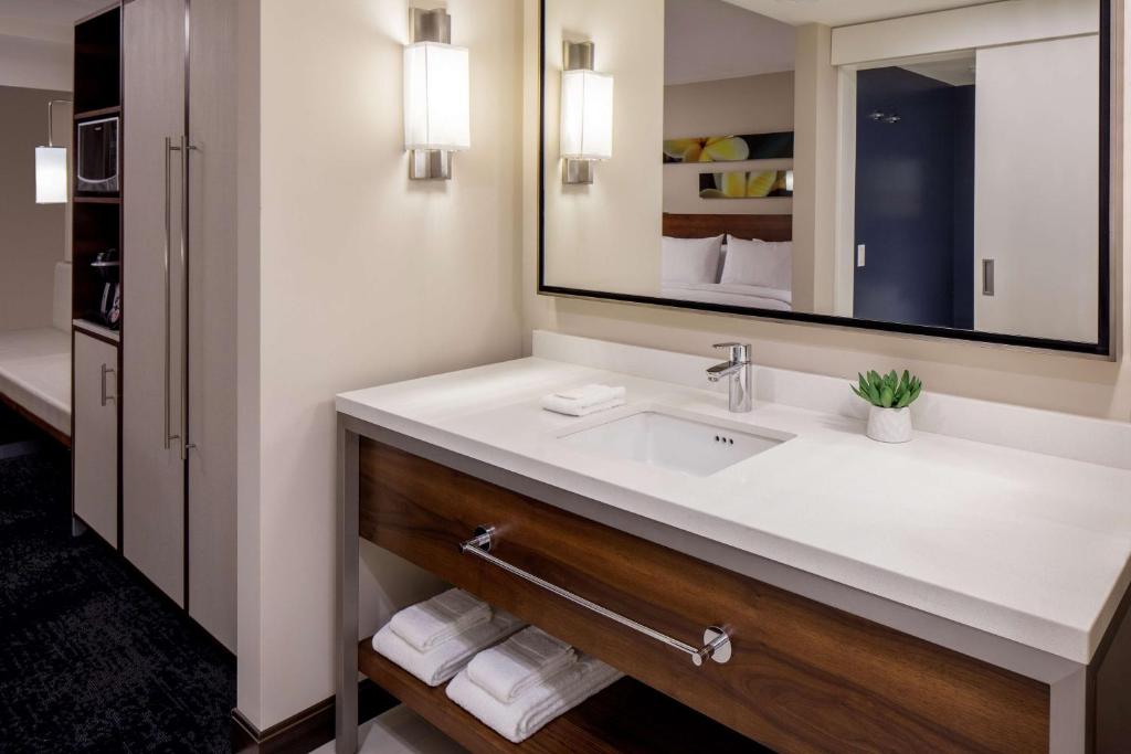 Hilton Garden Inn Waikiki Beach - Room With Two Double Beds With City View