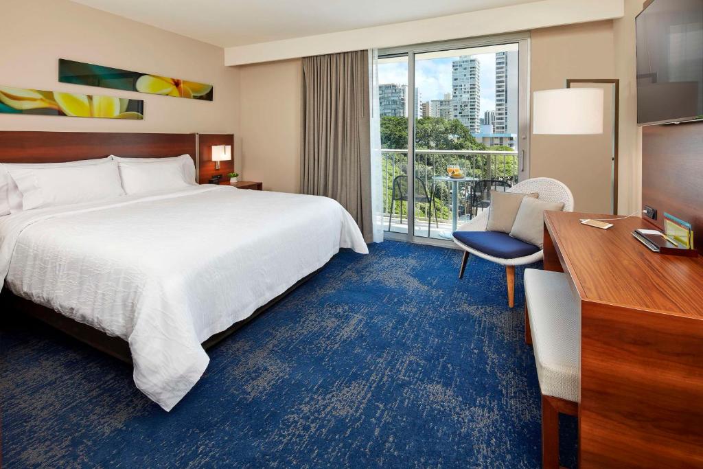 Hilton Garden Inn Waikiki Beach - King Room With Bath Tub - Mobility Access With Partial Ocean View