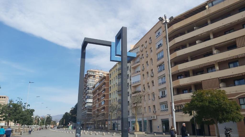 un letrero de la calle frente a un edificio en Del Parque Flats Alemania Soho, en Málaga