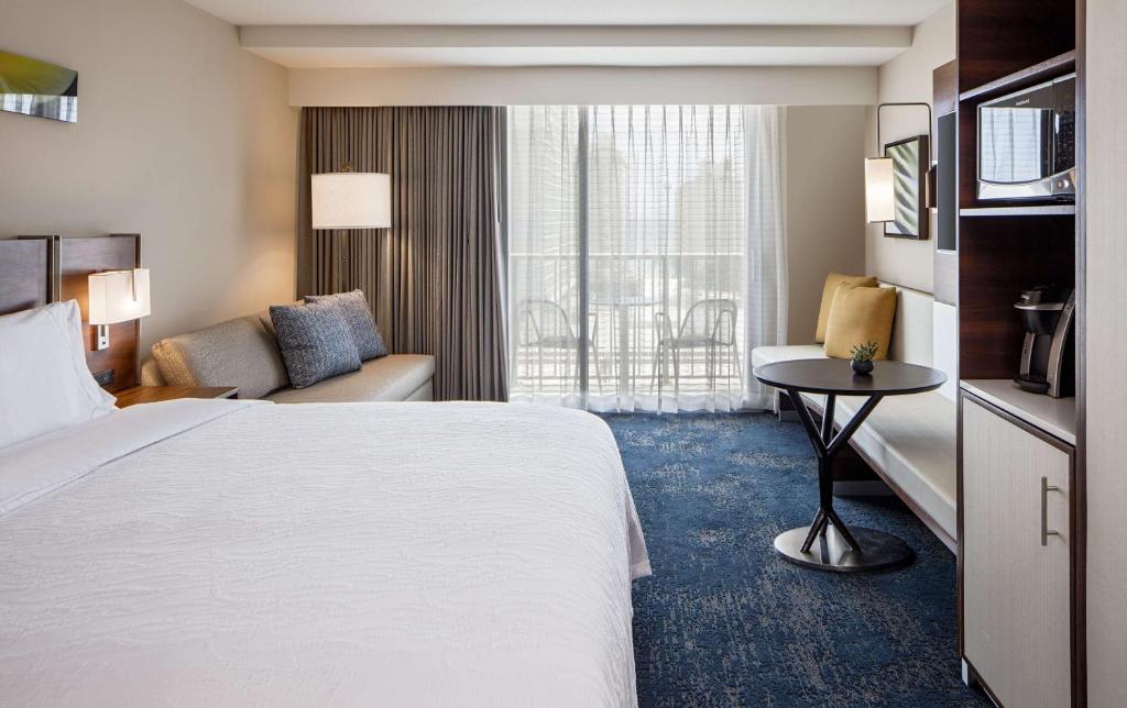 Hilton Garden Inn Waikiki Beach - King Room