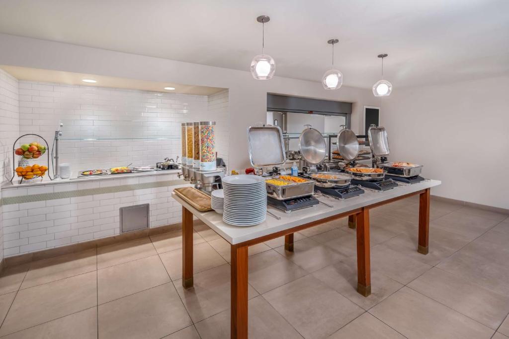 a restaurant kitchen with a table with plates of food at Hilton Garden Inn Phoenix Downtown in Phoenix