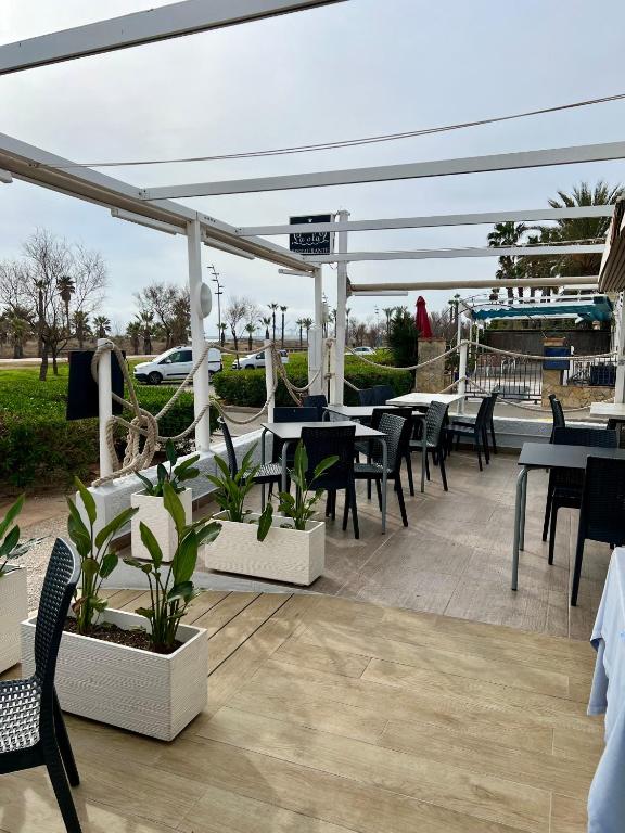A restaurant or other place to eat at Pensión La Ola
