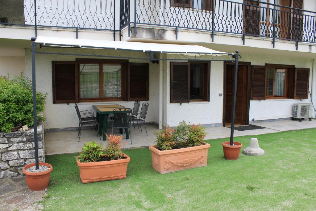 eine Terrasse mit Pflanzen vor einem Haus in der Unterkunft La Grolla Apartments in Manerba del Garda