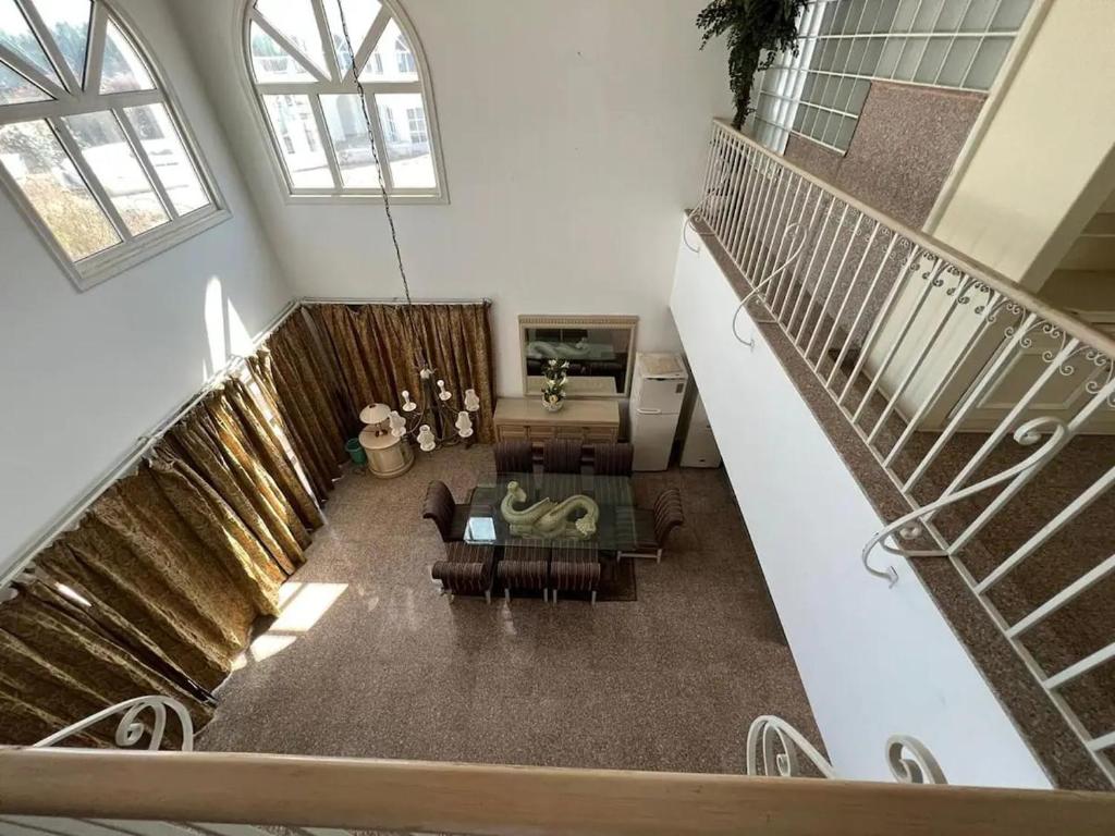 einen Blick über ein Wohnzimmer mit einer Treppe in der Unterkunft Private villa in Sharm El Sheikh in Sharm El Sheikh
