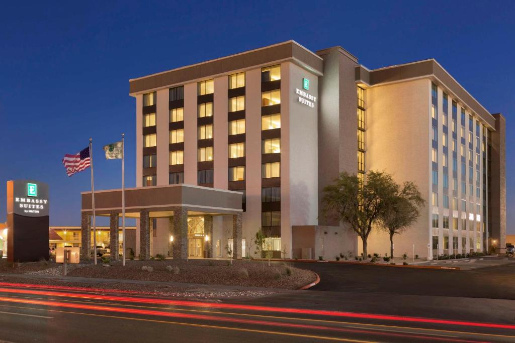 una representación de un edificio de hotel por la noche en Embassy Suites by Hilton El Paso en El Paso